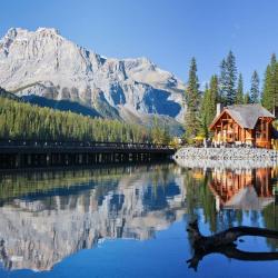Lodge en bois au bord d'Emerald Lake situé dans le Parc National Yoho au Canada